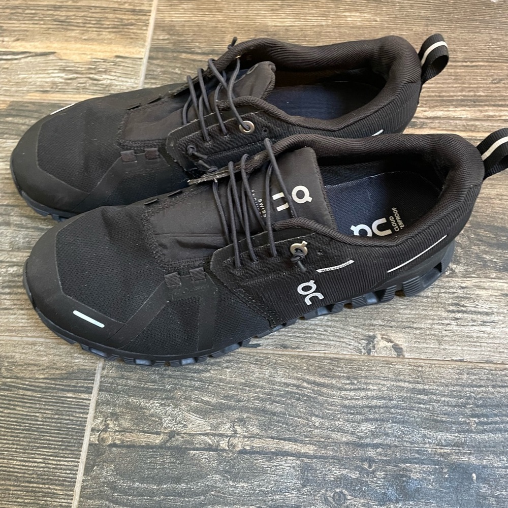 On cloud 5 running shoes new without tags size 9.5 black waterproof shoes